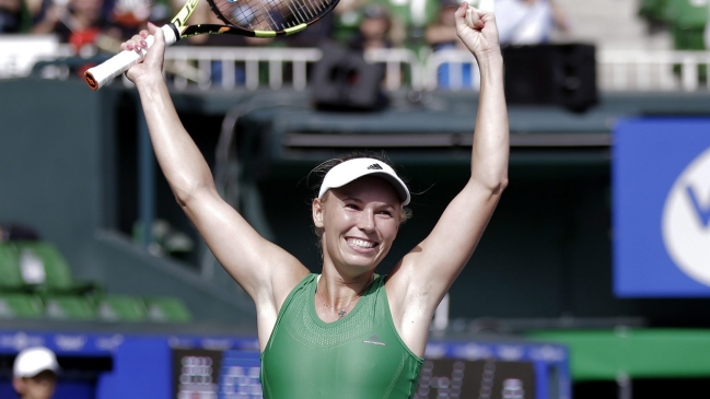 Caroline Wozniacki hizo valer su experiencia ante Naomi Osaka y ganó el WTA de Tokio