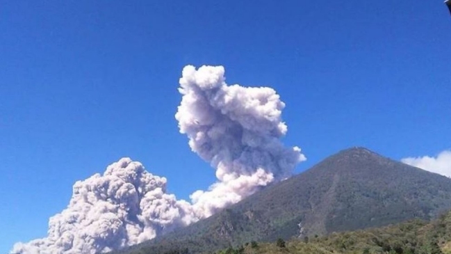 Ciudad en Guatemala amaneció cubierta de cenizas tras erupción del volcán Santiaguito