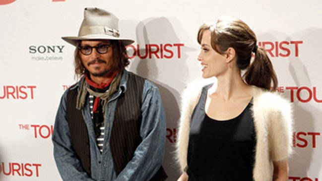 Medios aseguraron que Angelina Jolie encontró consuelo en Johnny Depp tras separación