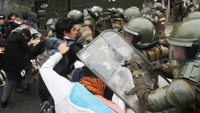 Denuncian a Carabineros por al menos 101 casos de tortura