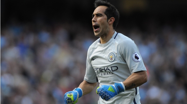 Claudio Bravo: Trato de hacerlo lo mejor posible con el balón en los pies