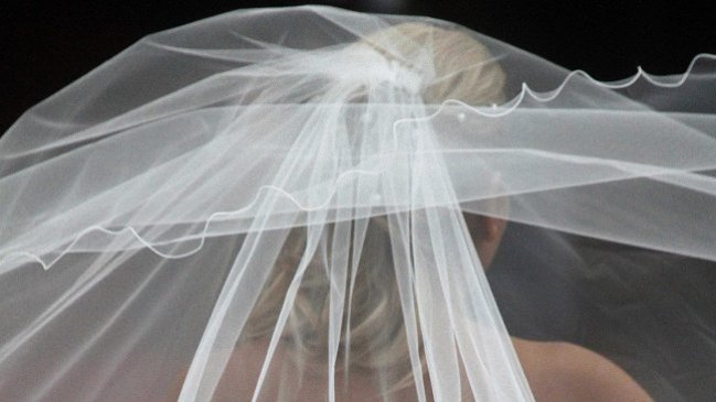 Boda trágica: Novia quedó parapléjica al caer de los brazos de sus invitados