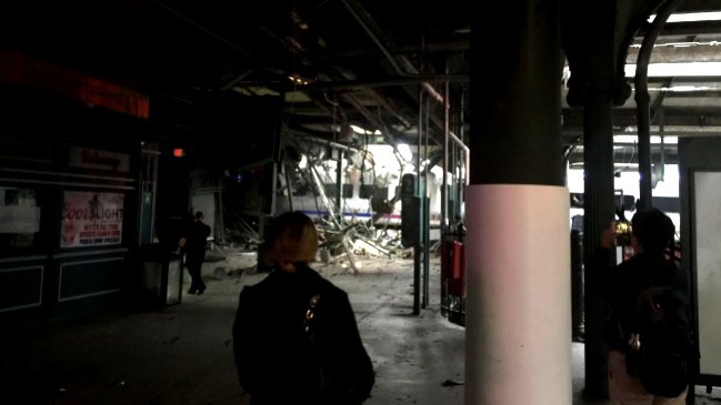 Tren chocó en estación, dejando un muerto y múltiples heridos en New Jersey