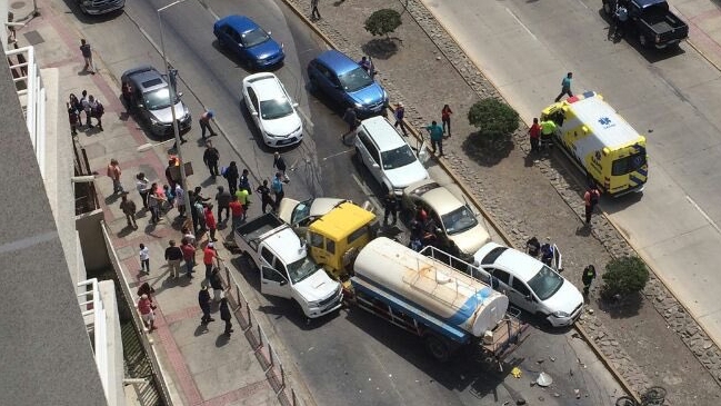 Choque múltiple involucró a una decena de vehículos en Antofagasta