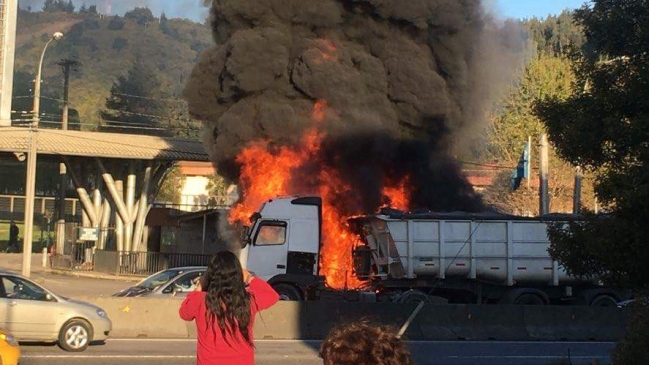 Camión y microbús se incendiaron al chocar en Concepción