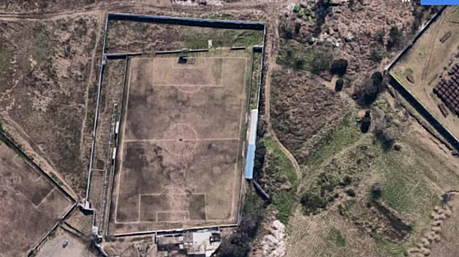 Club de fútbol argentino deberá reparar cancha que lleva 30 años torcida