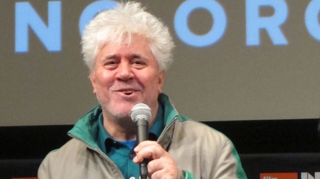 Almodóvar: Clinton es la primera de las mujeres Almodóvar de EE.UU.