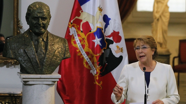 Presidenta Bachelet develó busto en honor a Patricio Aylwin a 28 años del triunfo del No