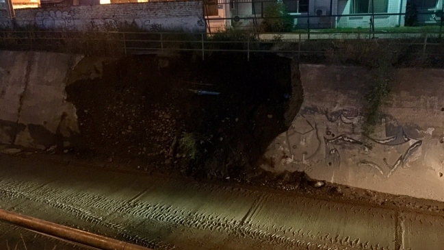 Rotura de matriz provocó derrumbe de muro en paso bajo nivel de Lo Espejo