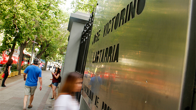 Estudiantes de Liceo Lastarria se manifiestan para que colegio no sea local de votación