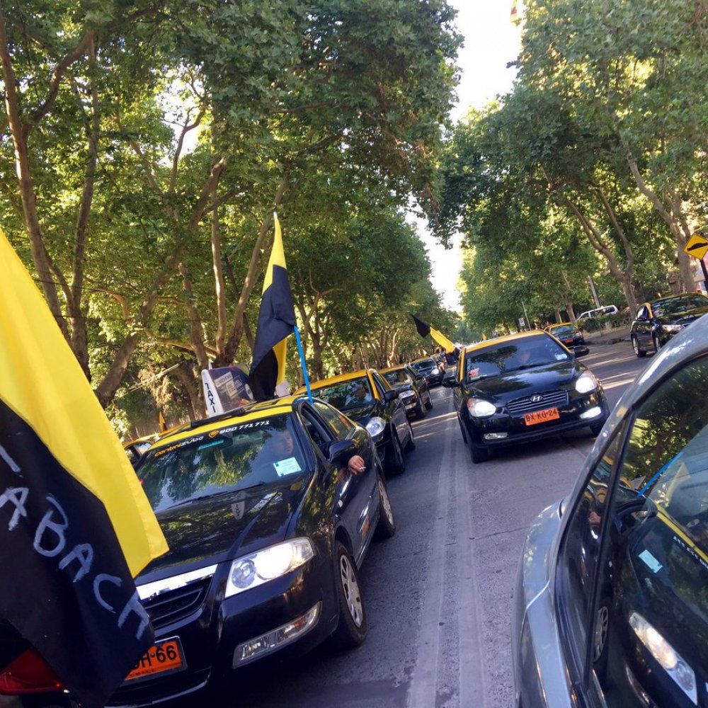 Taxistas protestaron para pedir urgencia a proyecto que regula a Uber y Cabify