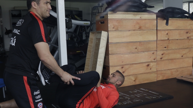 Pablo Hernández encendió las alarmas y Arturo Vidal trabajó aparte en práctica de Chile