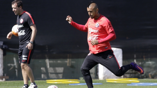 Arturo Vidal entrenó con normalidad en práctica dominical de la selección chilena