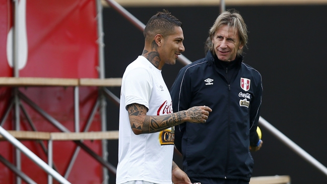 Selección de Perú arribó este domingo a Santiago para preparar duelo ante Chile
