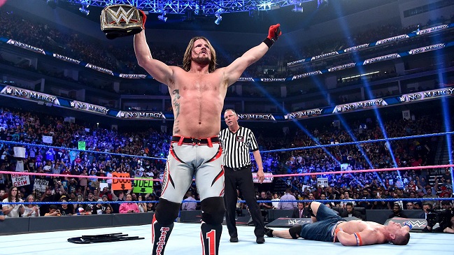 AJ Styles retuvo el título de WWE tras vencer a John Cena y Dean Ambrose en No Mercy