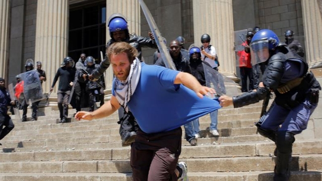 Varios estudiantes heridos en Sudáfrica tras enfrentamientos con la Policía