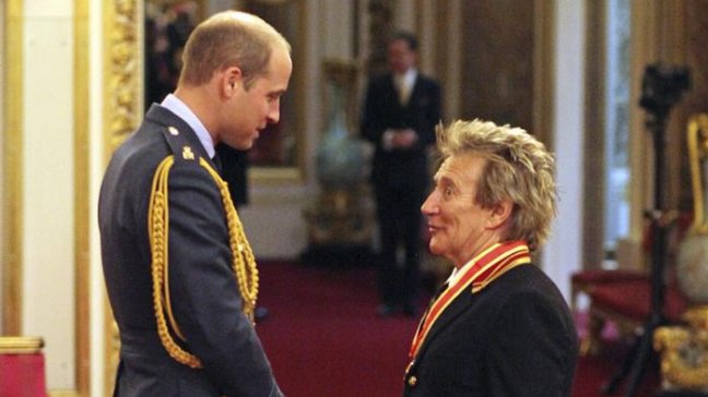 Rod Stewart fue investido como Caballero del Imperio Británico