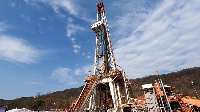 Precio del petróleo sigue al alza y alcanza su mayor nivel en 14 meses