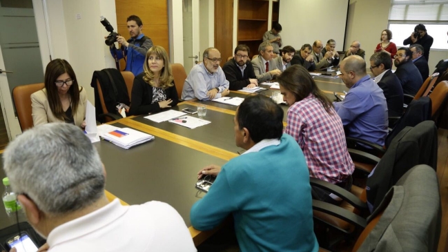 Gobierno y sector público destraban diálogo pero negociación está lejos de llegar a acuerdo