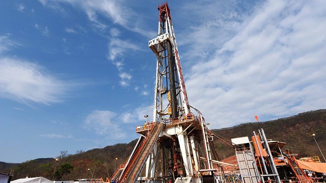 Precio del petróleo sigue al alza y alcanza su mayor nivel en 14 meses