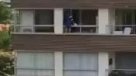 En el piso 13: Asesora del hogar limpió ventanas de departamento por fuera