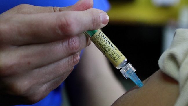 En medio de la polémica, Minsal extendió cobertura de vacuna contra el papiloma humano