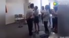 Jefe obliga a sus empleadas a besarlo todos los días