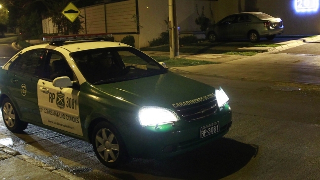 Asaltantes huyeron con un vehículo tras portonazo en La Reina