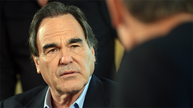 Oliver Stone cree que Trump no ganará pero advierte que Clinton 