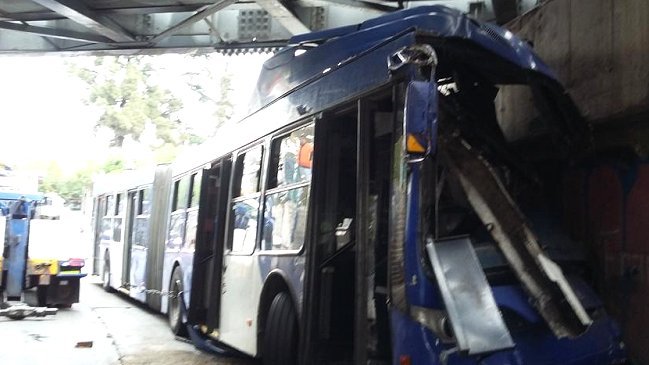 Conductor del Transantiago resultó gravemente herido en choque