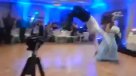 Coreográfica entrada de novios terminó con brutalidad