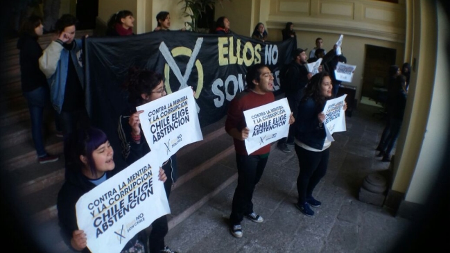 Estudiantes se tomaron el Municipio de Santiago y llamaron a no votar en elecciones