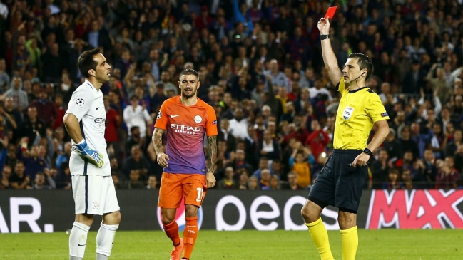 Claudio Bravo fue expulsado en dura caída de Manchester City ante Barcelona