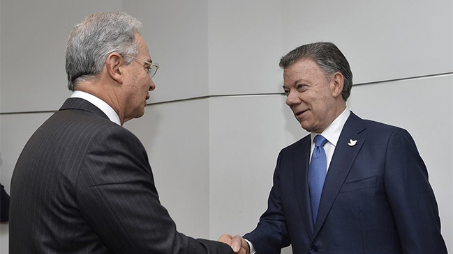 Uribe propone mesa con Gobierno y FARC para sacar adelante acuerdo de paz