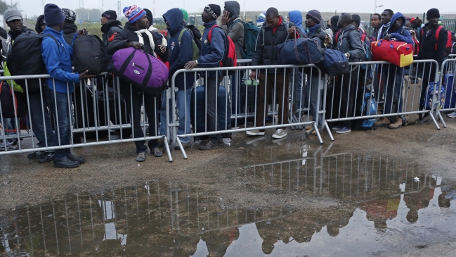 Francia: Comenzó la evacuación del campo de inmigrantes de Calais