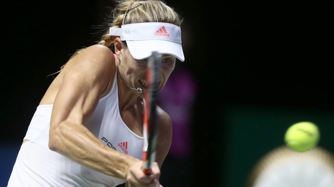 Angelique Kerber se impuso a Simona Halep y se acercó a semis del WTA Finals