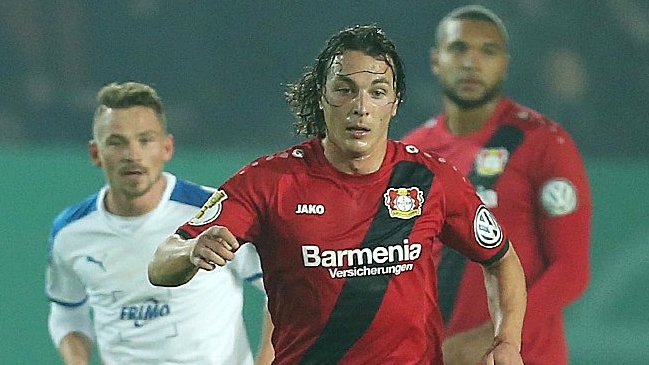 Aránguiz falló un penal en definición que dejó fuera a Bayer Leverkusen de la Copa de Alemania