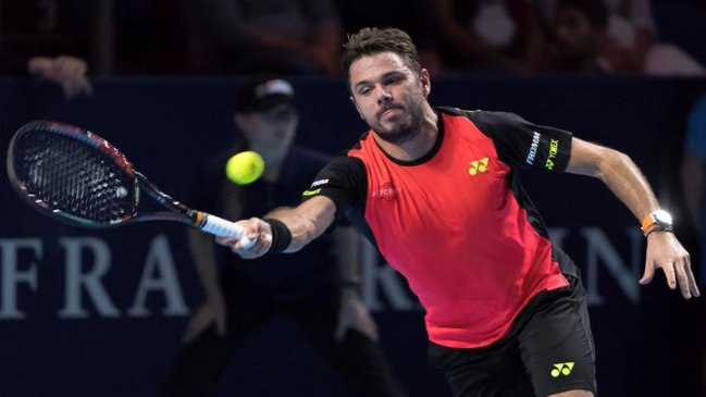 Wawrinka remontó para alcanzar octavos de final y Raonic se despidió en Basilea