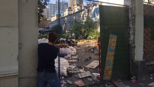 Ex niños del Sename fueron desalojados desde caleta en centro de Santiago