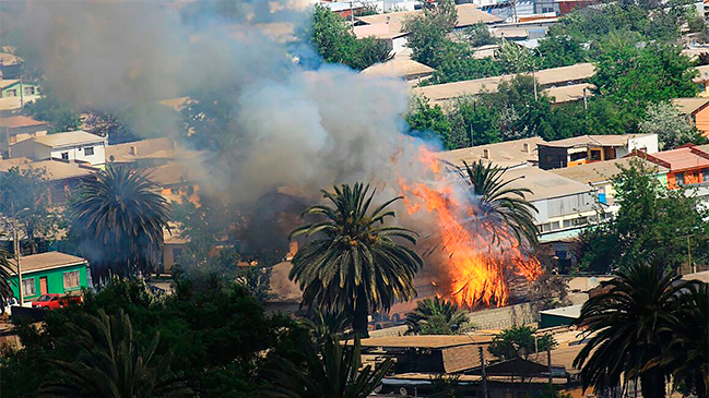 Bomberos combate incendio forestal que afecta a Vallenar