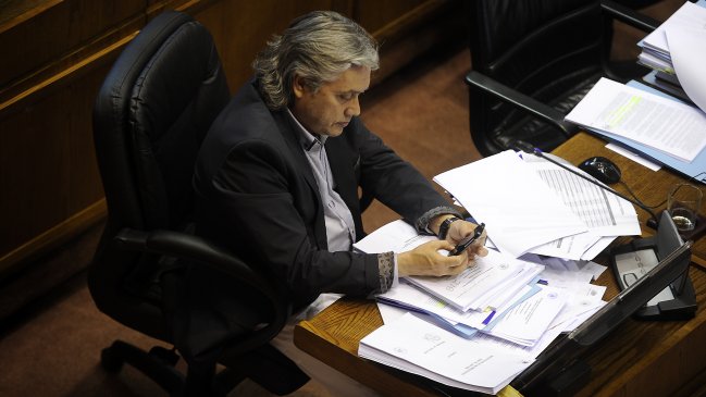 Senador Navarro busca rebajar a 30 años la edad para ser Presidente de la República