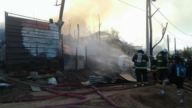 Incendio destruyó varias casas en Villa Alemana