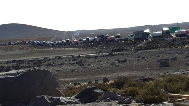 Camioneros y empresarios bolivianos protestan por paro de funcionarios chilenos