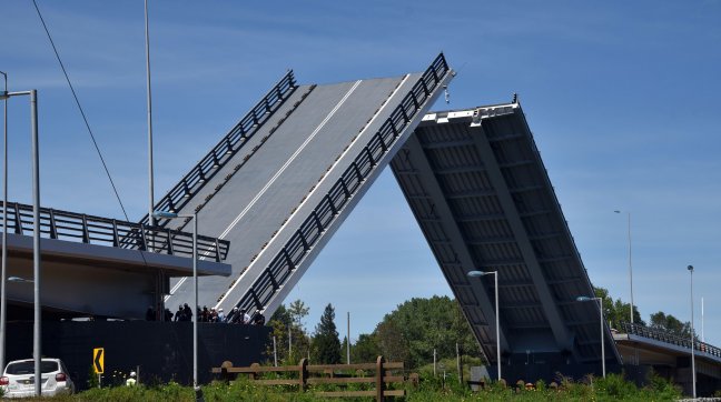 Empresa AZVI reitera responsabilidad del MOP en fallas en puente Cau Cau
