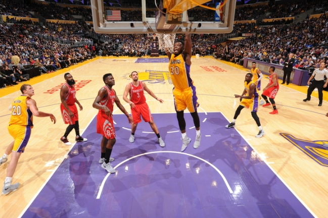 Los renovados Lakers vencieron a Houston en su estreno