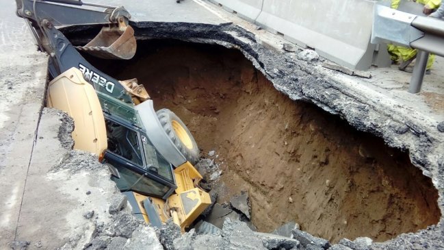 Retroexcavadora cayó a un socavón en Valparaíso