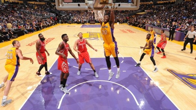 Los renovados Lakers vencieron a Houston en su estreno