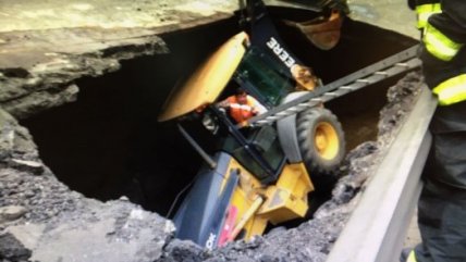 Retroexcavadora atrapada en socavón causa gran congestión en Valparaíso