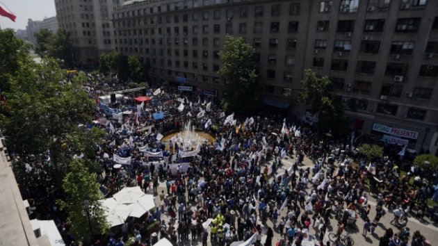 Empleados públicos paralizan en demanda de un 