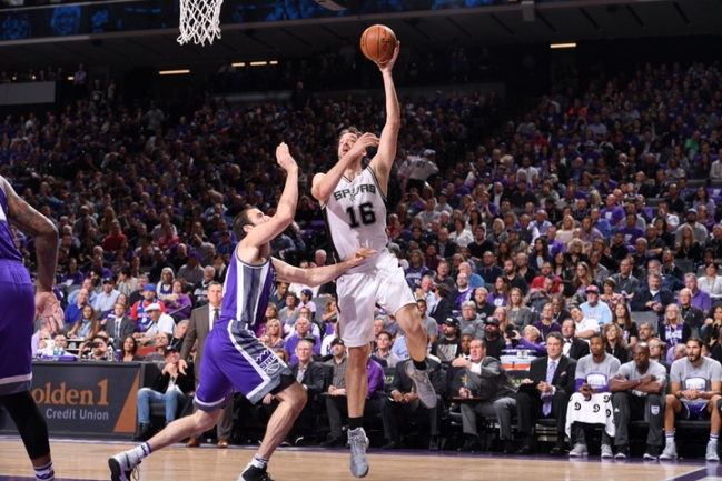 Kawhi Leonard lideró a los Spurs en su segundo triunfo seguido
